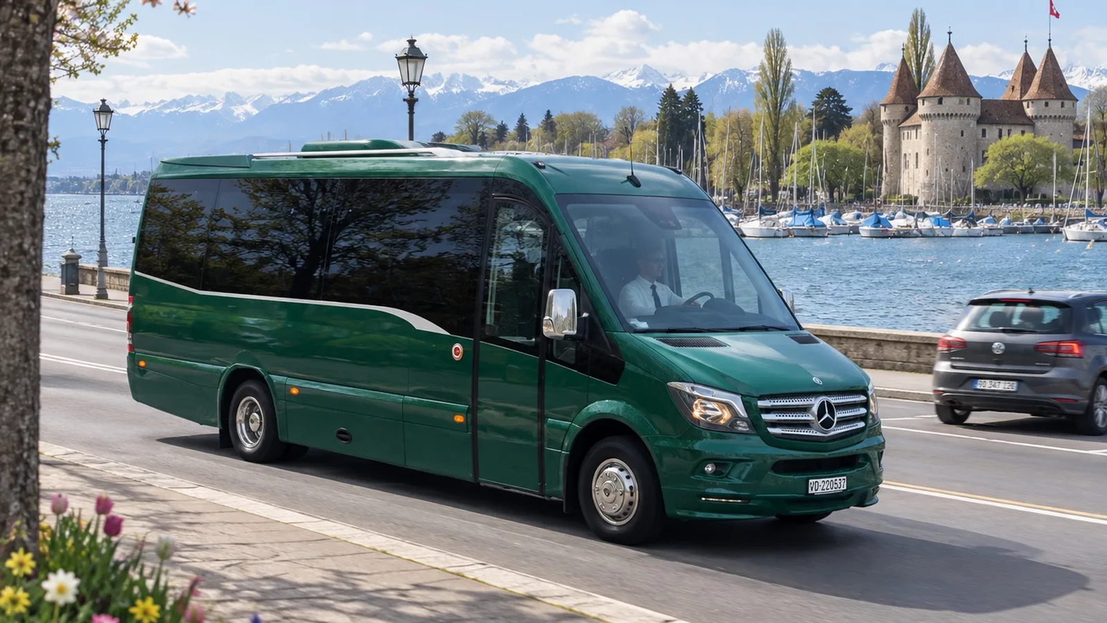Minibus Mercedes-Benz Sprinter 17 places de Voyages Stevic Sàrl sur les quais de Morges, le château et les Alpes en arrière-plan