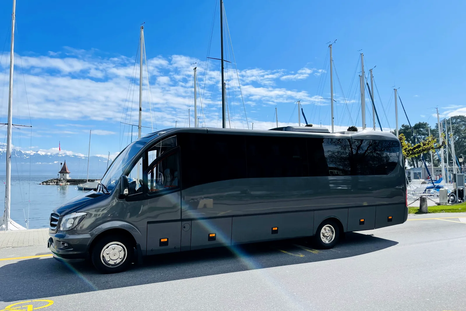 Minicar Mercedes-Benz Dyparro de Voyages Stevic Sàrl sur les quais de Morges