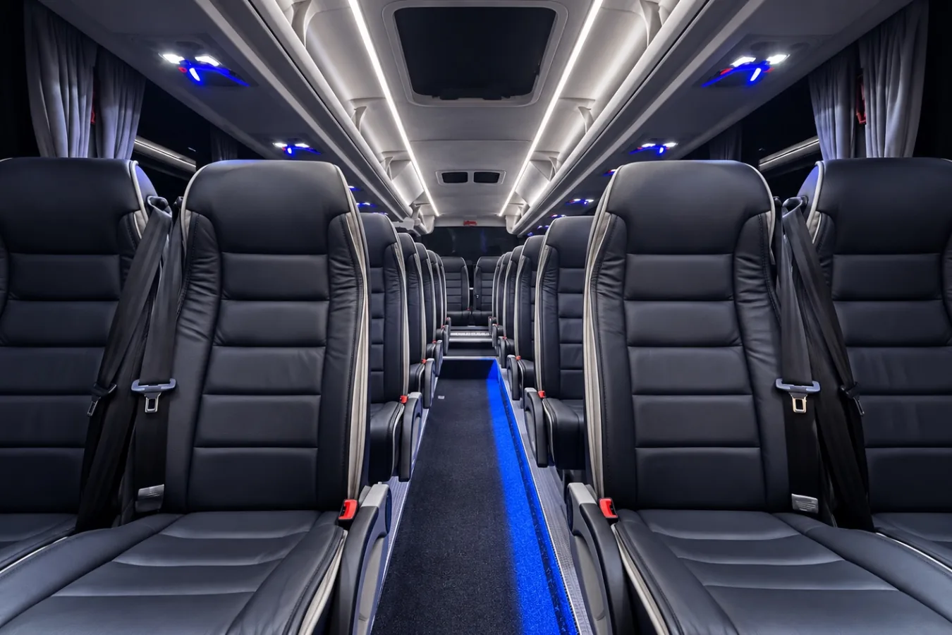 Intérieur du minicar Dyparro, sellerie en cuir et éclairage LED