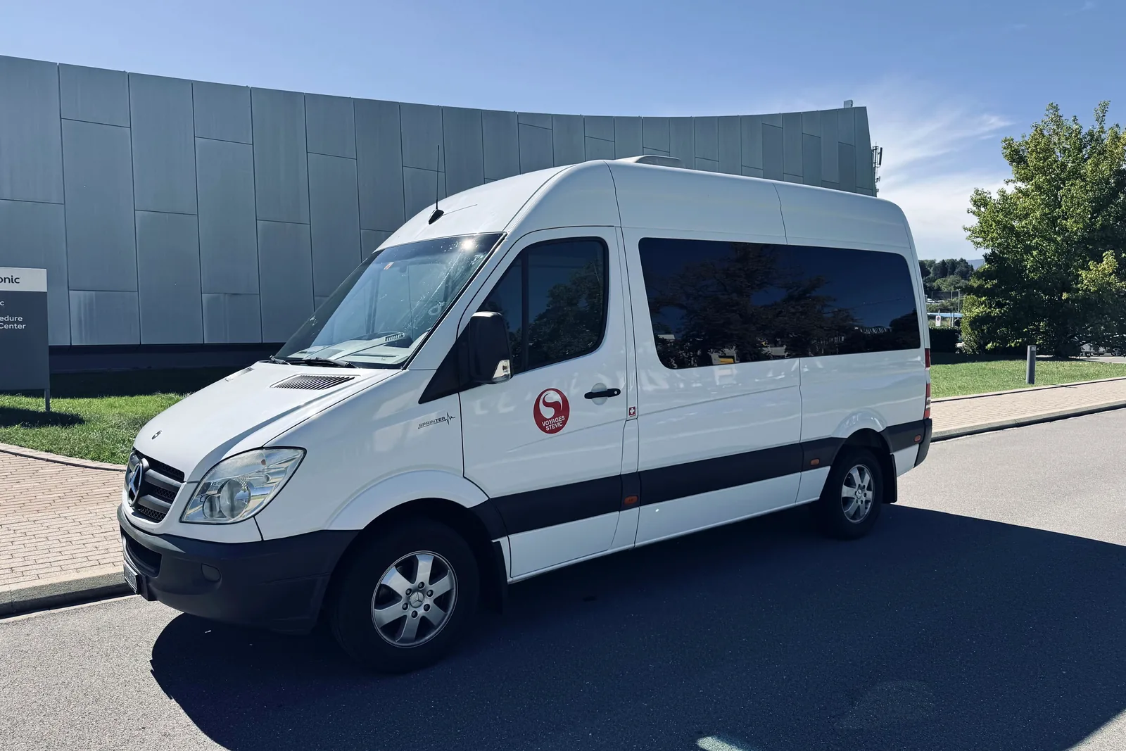 Minibus Mercedes-Benz Sprinter 13 places de Voyages Stevic Sàrl, vue trois quarts avant