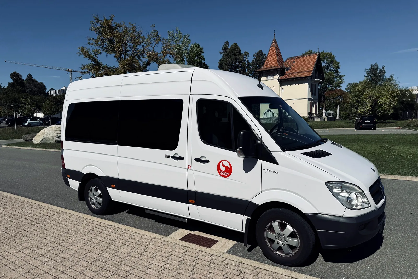 Minibus Sprinter 13 places de Voyages Stevic Sàrl vu de profil