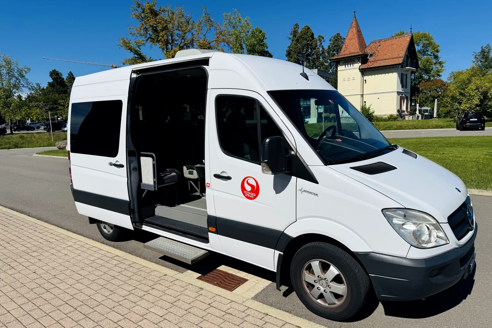 Minibus Sprinter 13 places de Voyages Stevic Sàrl, porte latérale ouverte