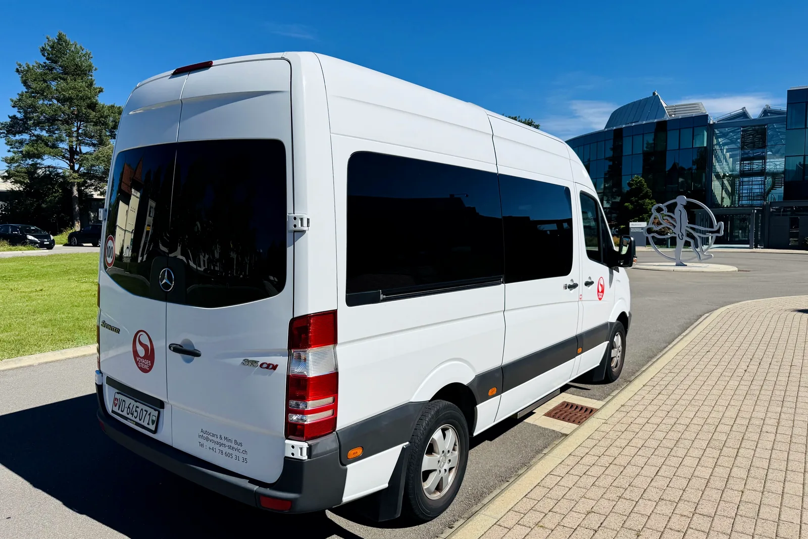 Minibus Sprinter 13 places de Voyages Stevic Sàrl, vue arrière