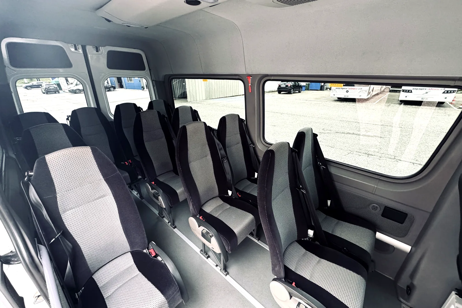 Intérieur du minibus Sprinter 13 places, sièges en tissu