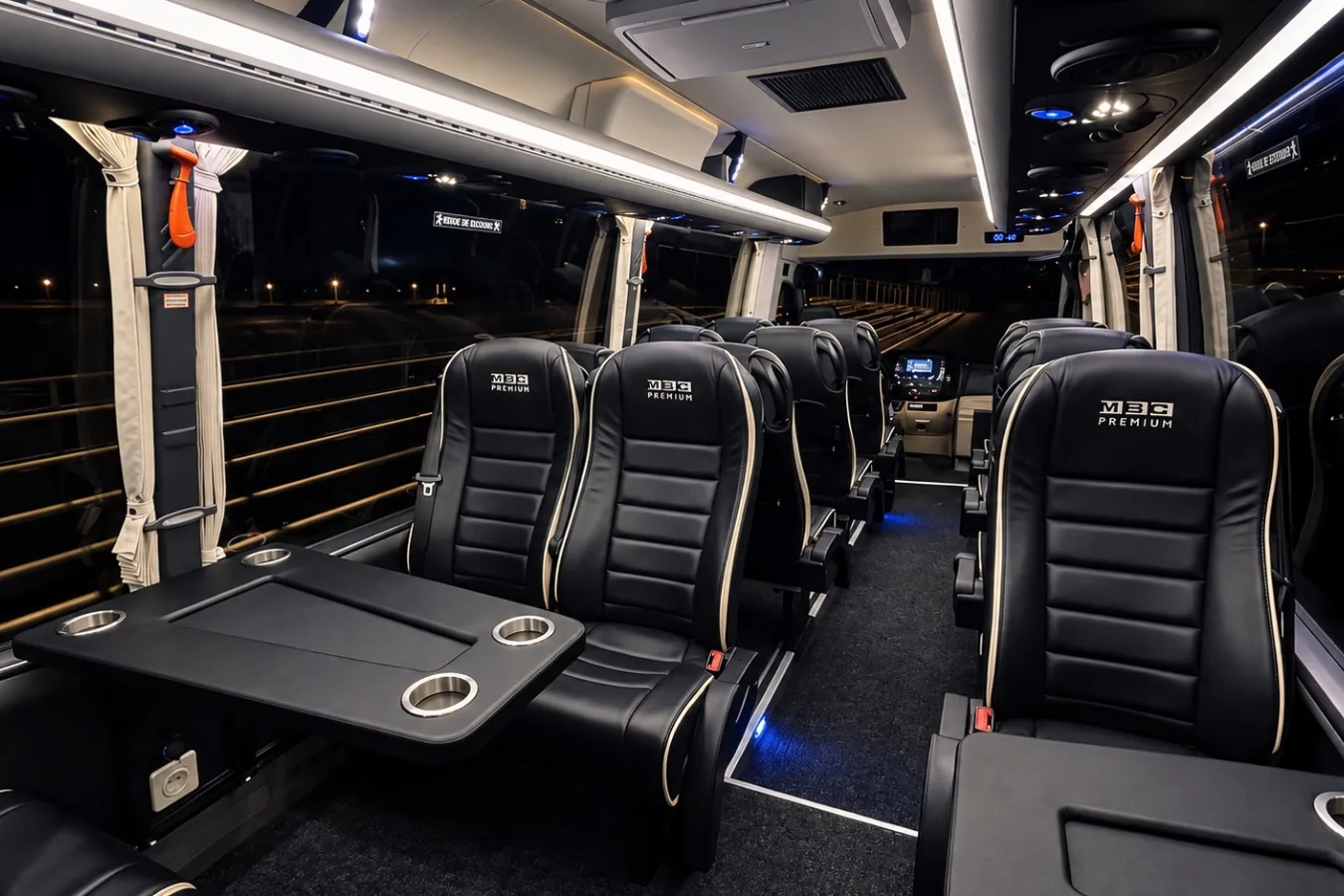 Sièges en cuir MBC Premium et tablette à bord du minibus Sprinter 17 places