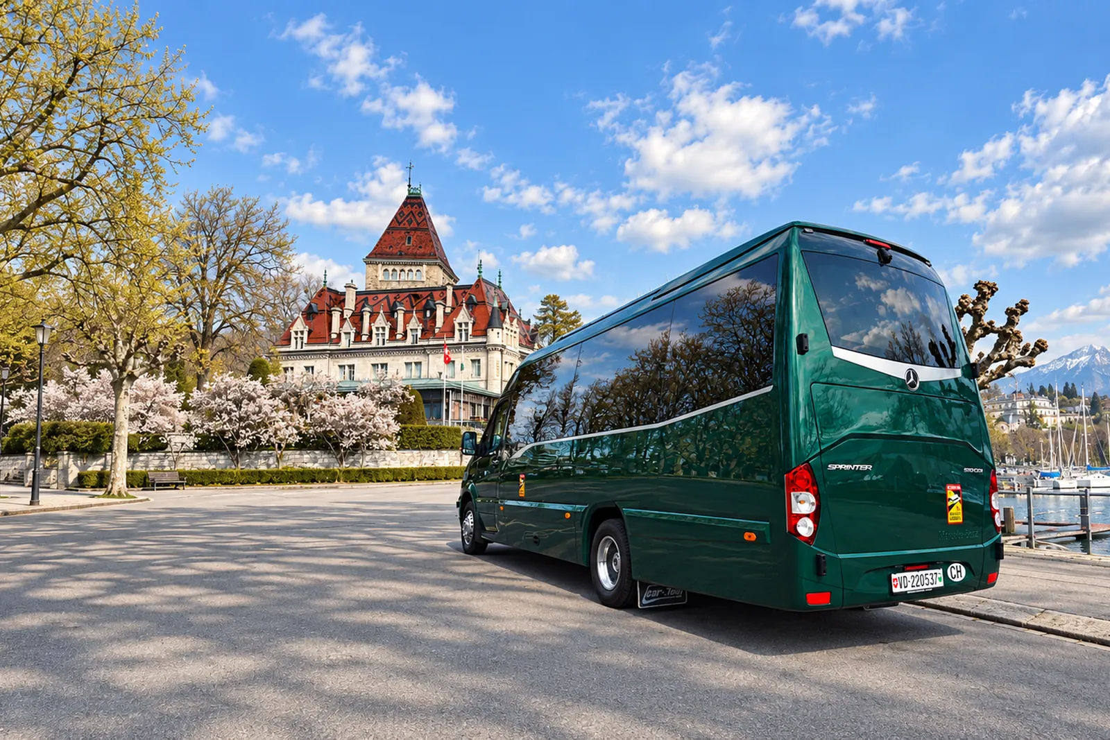 Minibus Mercedes-Benz Sprinter 17 places de Voyages Stevic Sàrl, vue arrière, devant le château d'Ouchy à Lausanne