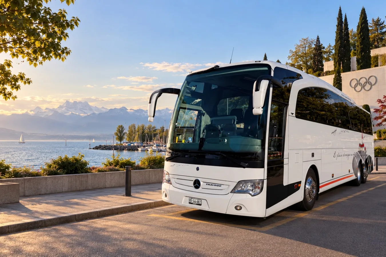 Autocar Mercedes-Benz Travego de Voyages Stevic Sàrl à Ouchy, devant le Musée Olympique de Lausanne