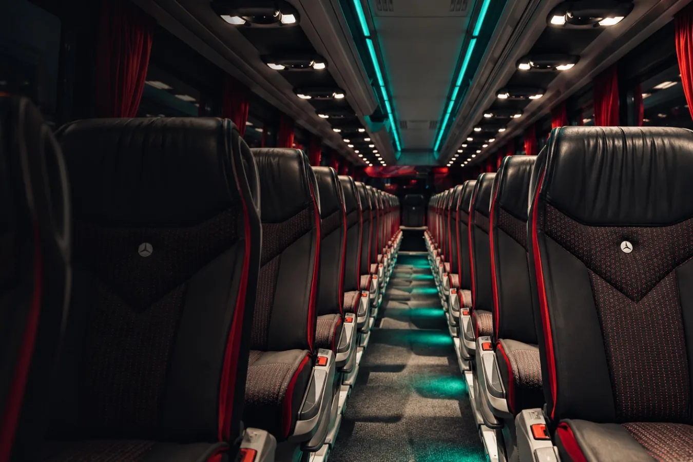 Allée centrale de l'autocar Travego, sellerie Luxline en cuir noir et éclairage d'ambiance