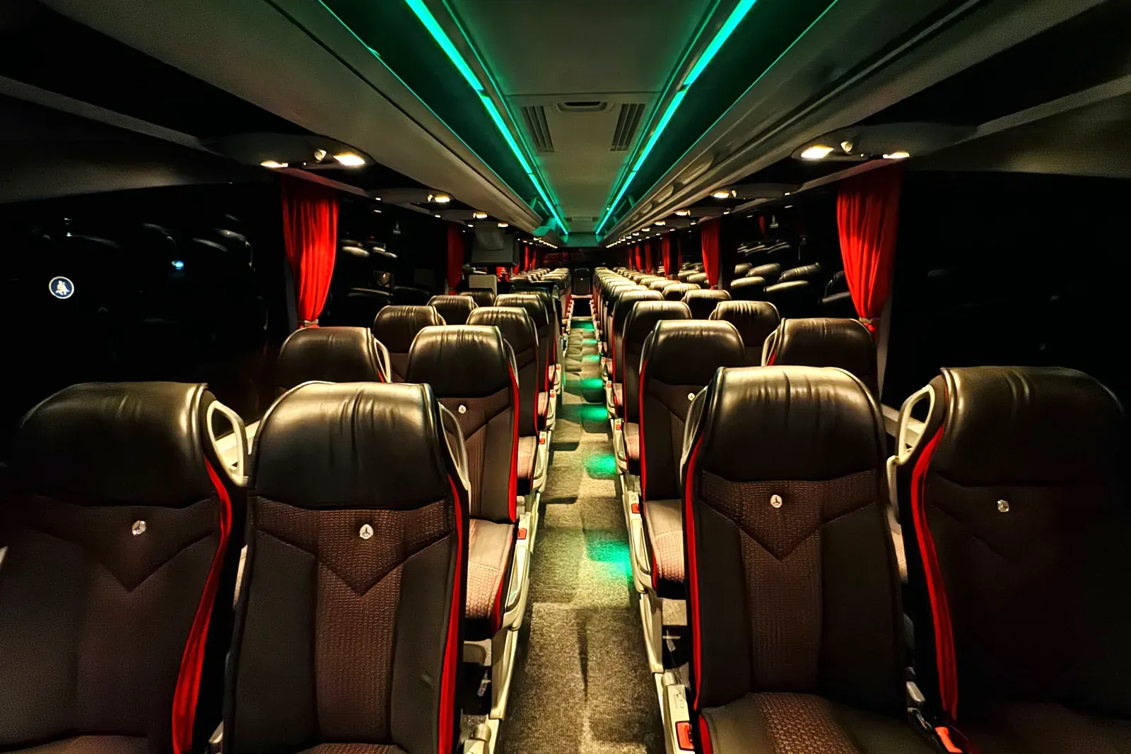 Cabine de l'autocar Travego, rideaux et éclairage d'ambiance