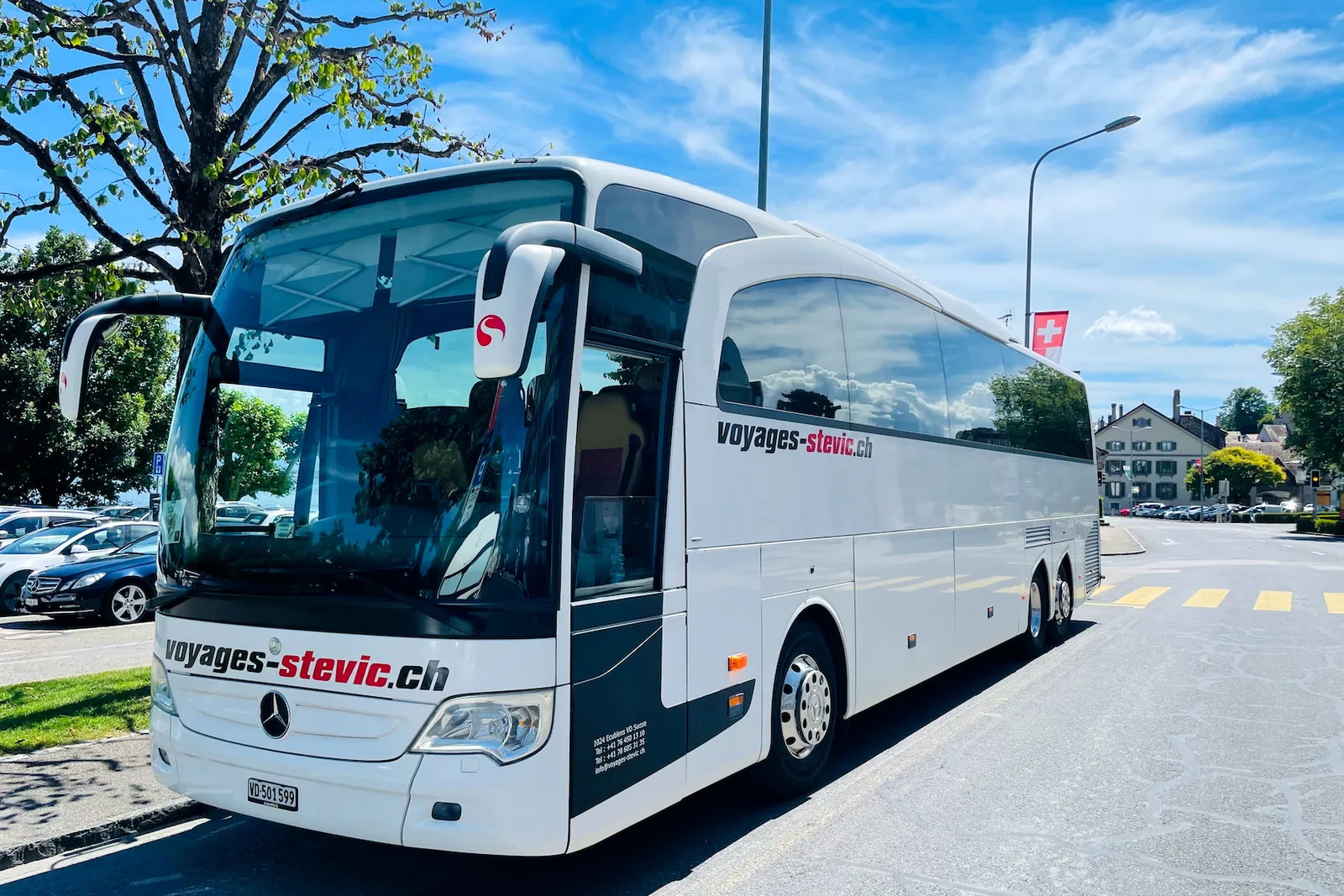 Second autocar Mercedes-Benz Travego de Voyages Stevic Sàrl, vue trois quarts avant