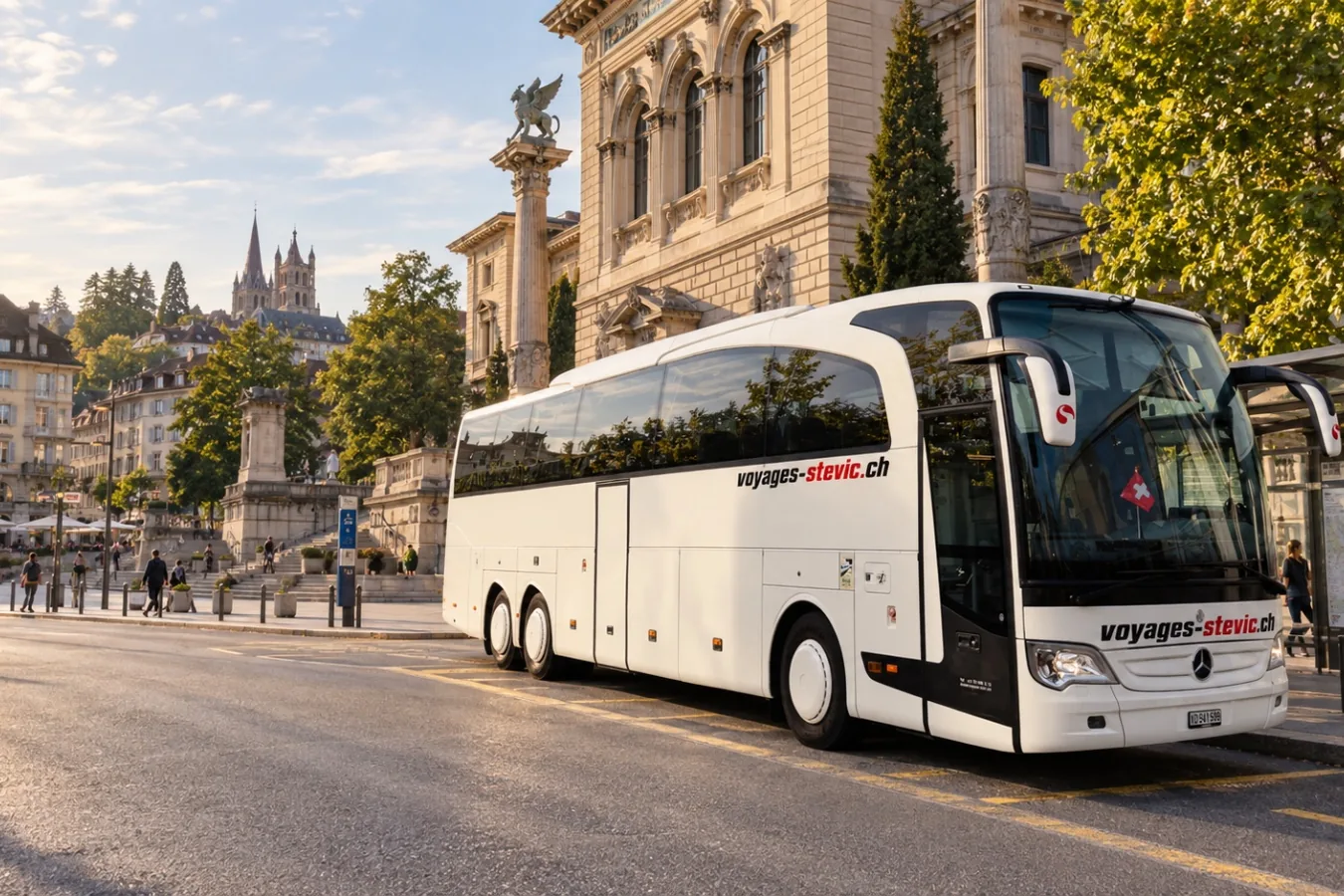 Second autocar Mercedes-Benz Travego de Voyages Stevic Sàrl devant le Palais de Rumine à Lausanne