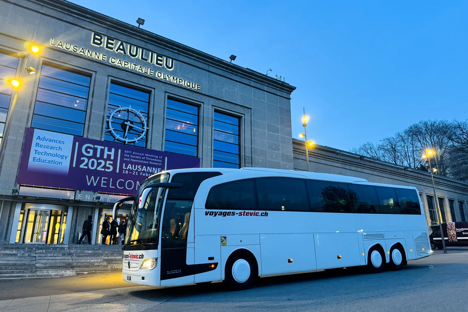 Autocar de Voyages Stevic Sàrl devant le Palais de Beaulieu à Lausanne