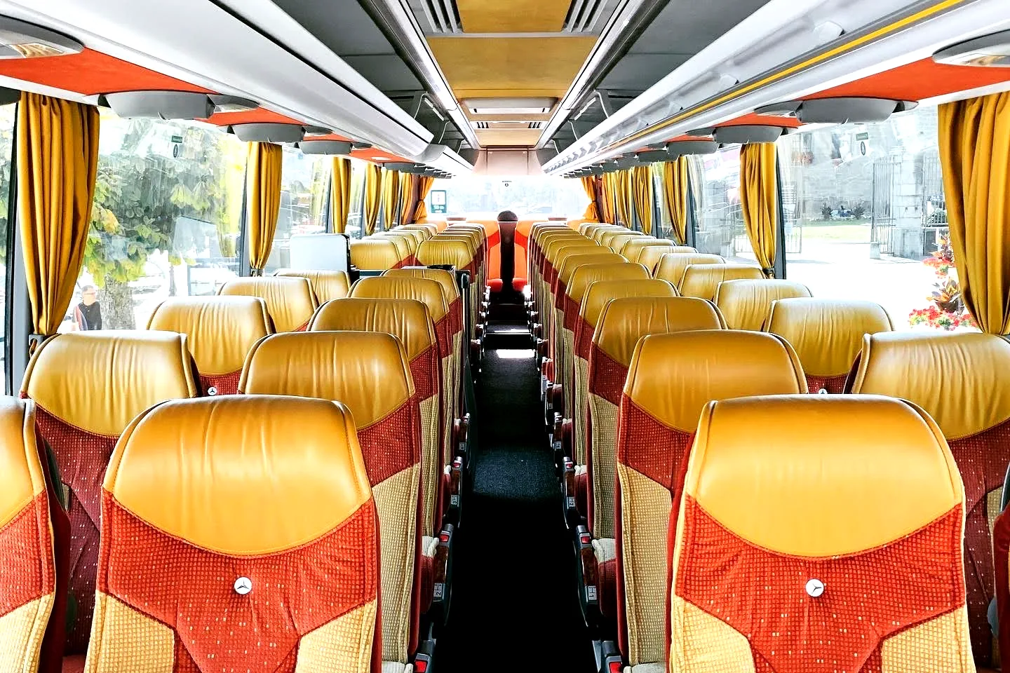 Allée centrale et sellerie Luxline de l'autocar Travego