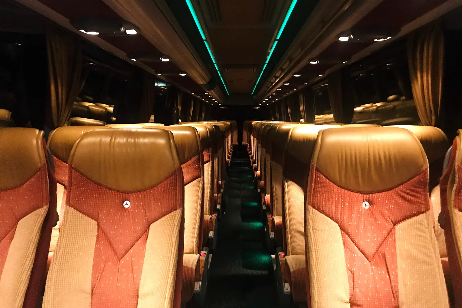 Sellerie Luxline et éclairage d'ambiance à bord de l'autocar Travego